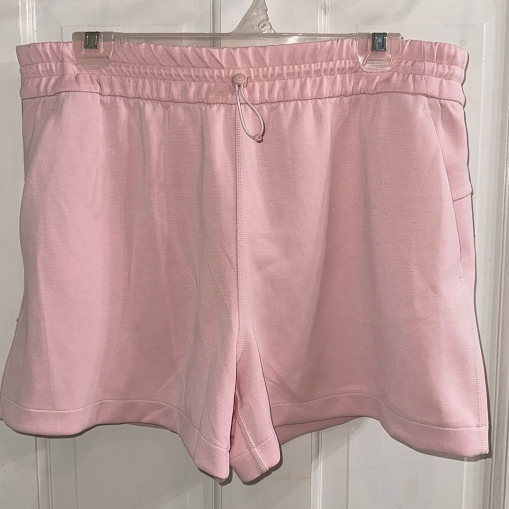NWOT Lululemon Softstreme High Rise 4” Shorts Size 12